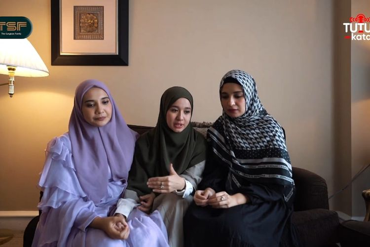 Zaskia Sungkar, Laudya Cynthia Bella dan Shireen Sungkar sedang mengobrol. (Bidikan layar YouTube The Sungkars Family). 