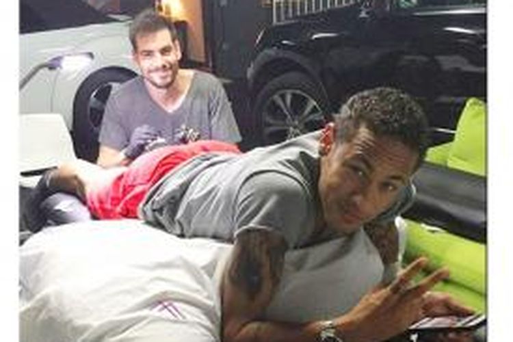 Neymar dan sang pembuat tato, Miguel Bohigues, berpose di studio saat pembuatan tato.