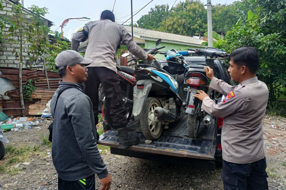 Tiga unit sepeda motor hasil curian yang diamankan jajaran Polsek Manyar dari sebuah gudang di Kecamatan Kebomas, buntut ditangkapnya pelaku pencurian sepeda motor di Kecamatan Manyar, Gresik, Jawa Timur, Rabu (18/1/2023).