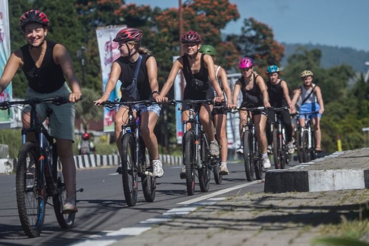 Wisatawan mancanegara berwisata dengan bersepeda di kota dingin Ruteng, Ibukota Kabupaten Manggarai NTT Senin, (23/5/2022). (KOMPAS.com/FLORES EXOTIC TOURS-LEONARDUS NYOMAN)