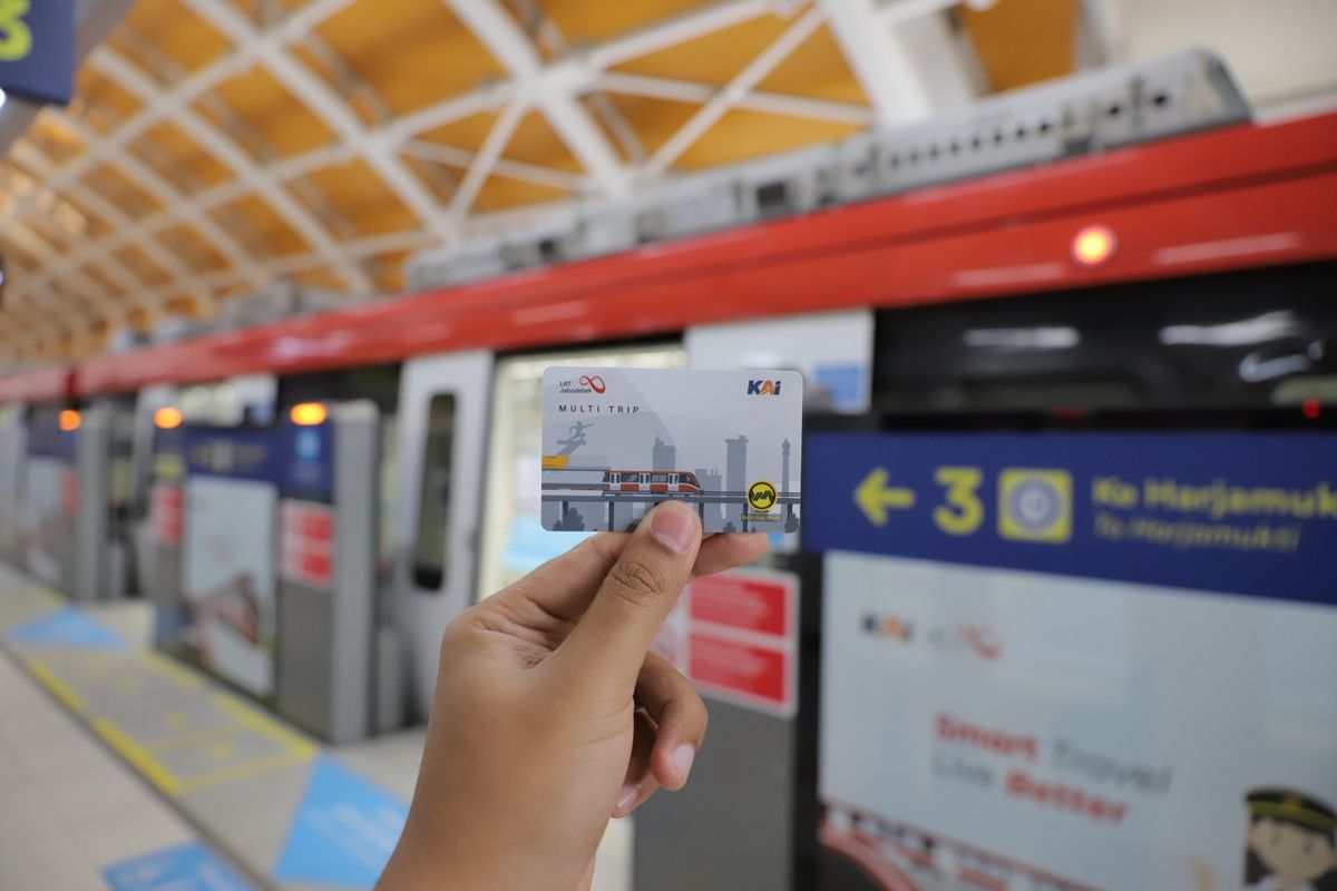 Pengguna KRL bisa menggunakan Kartu Multi Trip (KMT) saat naik LRT Jabodebek. 