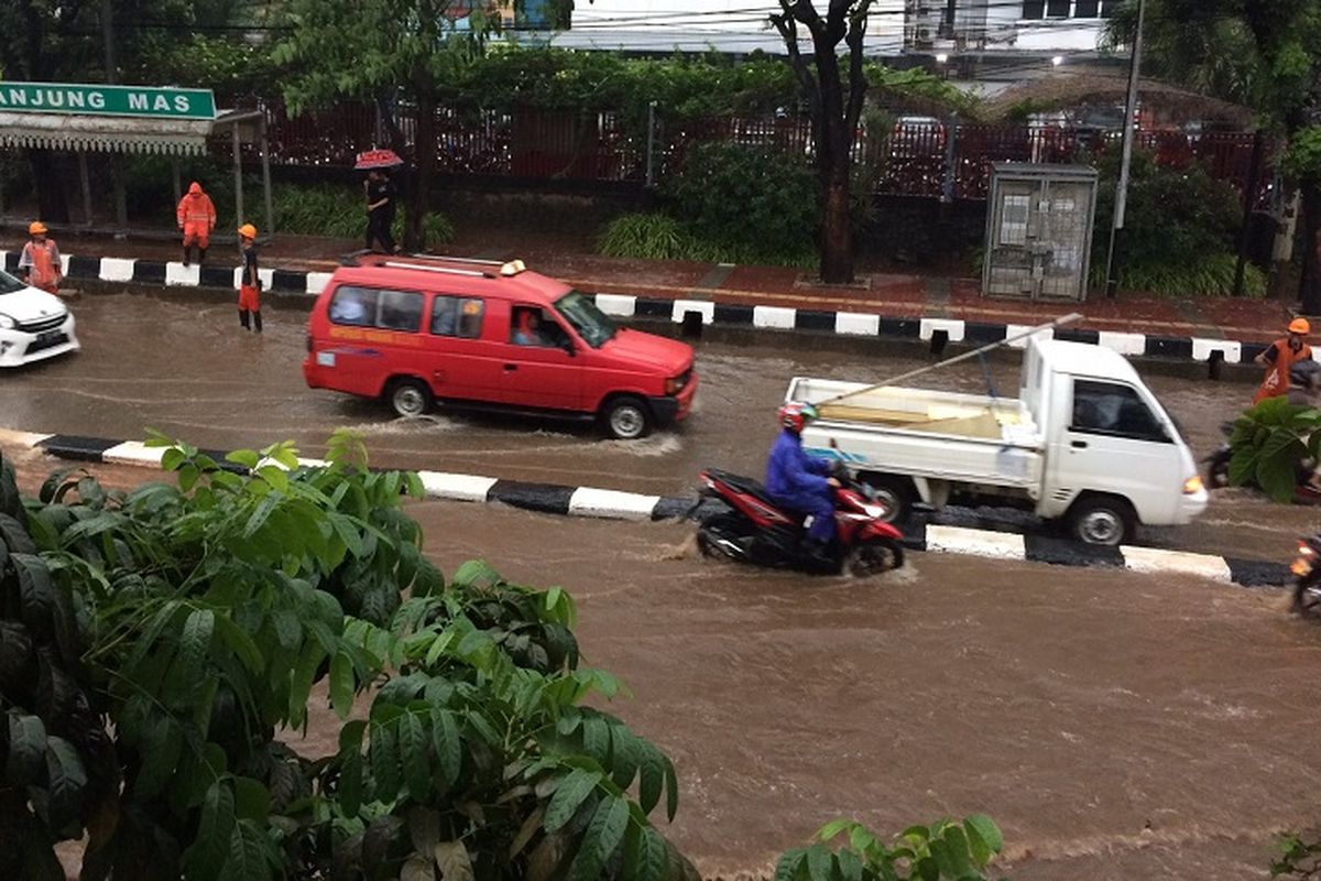 Genangan air yang terjadi di depan Stasiun Tanjung Barat, Jakarta Selatan, setelah terjadi hujan deras pada Kamis (19/10/2017). 