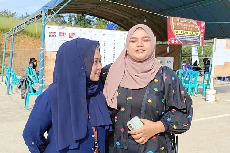 Pekerja IKN di Kementerian Sekretariat Negara Yunita Ratih dan Elsa Safitri, menggunakan hak suaranya di TPS 901, Desa Bumi Harapan, Kecamatan Sepaku, Kabupaten Penajam Paser Utara.