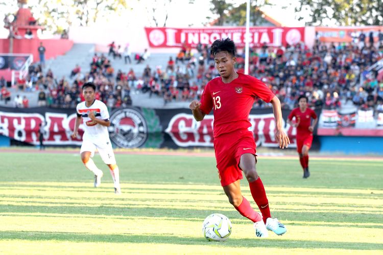 Pemain Timnas Indonesia U-19 yang juga bergabung dengan Persebaya Surabaya, Supriadi saat ujicoba melawan Persibo Bojonegoro yang berakhir dengan skor 2-1 di Stadion Gelora Delta Sidoarjo, Jawa Timur, Kamis (18/07/2019) sore.  