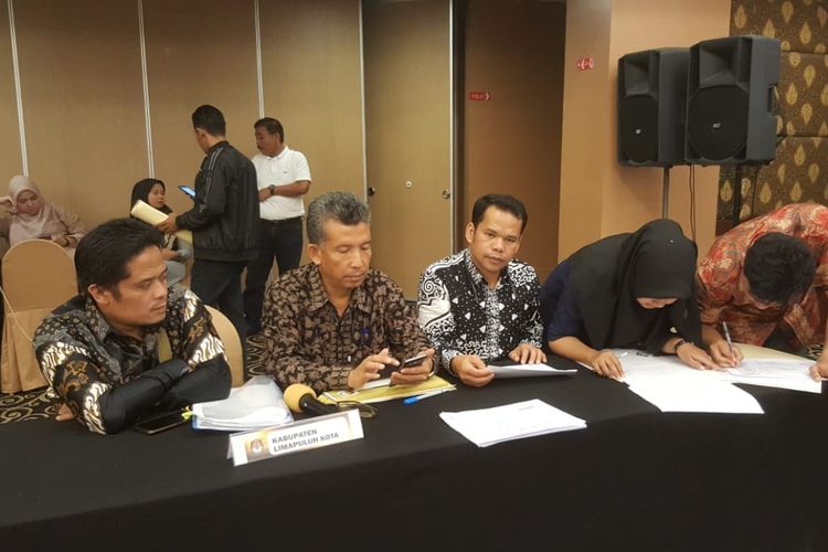 Komisioner KPU Lima Puluh Kota, Amfreizer bersama rekannya saat rekapitulasi suara, Mingu (12/5/2019)