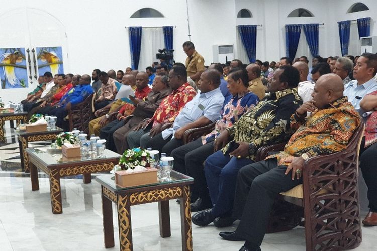 Para bupati di Provinsi Papua sedang bertemu dengan Gubernur Papua untuk mwmbahas masalah eksodus mahasiswa Papua dari kota studi di seluruh Indoneaia, Kota Jayapura, Papua, Senin (17/9/2019)