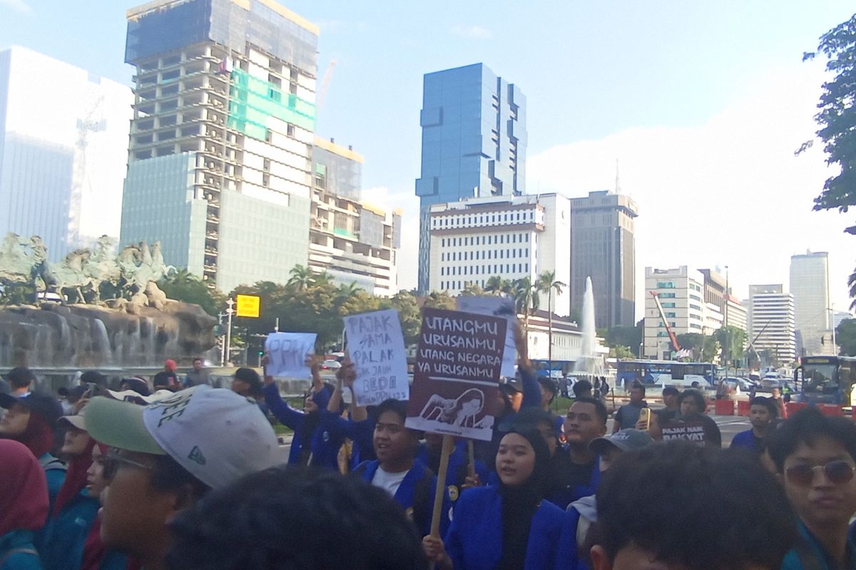 Massa BEM SI Turun ke Jalan, Demo Tolak PPN 12 Persen di Patung Kuda