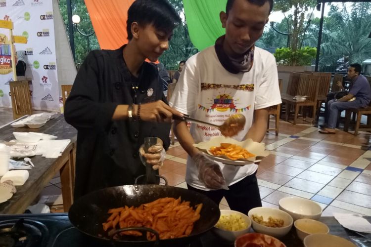 Memasak pasta jengkol, menjadi salah satu menu yang laris dalam Festival Jengkol Indonesia, di Bellanova Mall, Bogor, 17-19 November 2017