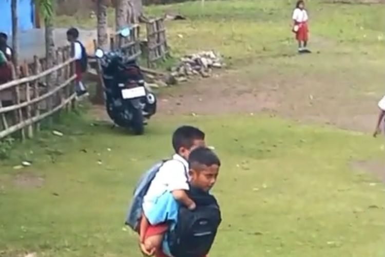 Kisah Dion, Siswa SD di Sumba Timur yang Setiap Hari Gendong Teman Disabilitas Pulang Sekolah