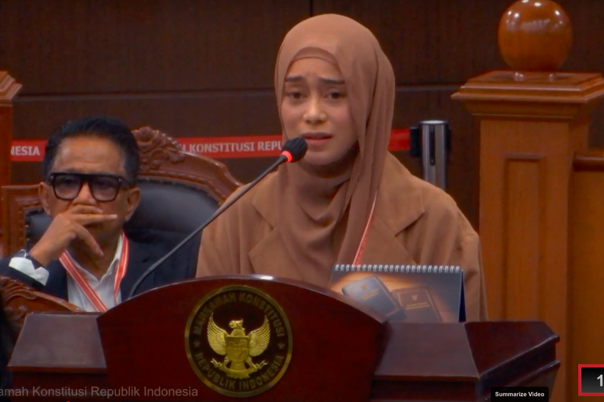 MENANGIS - Pedangdut Lesti Kejora menangis saat bersaksi di sidang gugatan UU Hak Cipta di Mahkamah Konstitusi, Selasa (22/7/2025). Ia menyebut lagu ciptaan Yoni Dores.