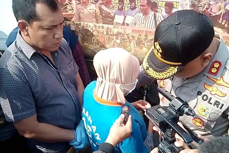 YN (20), ibu muda asal Takokak, Cianjur, Jawa Barat (tengah) mengaku meninggalkan bayinya yang masih berusia 3 bulan di dalam bak mandi berisi penuh air hingga tewas karena dipicu rasa kesal pada suaminya yang diduga pernah selingkuh.