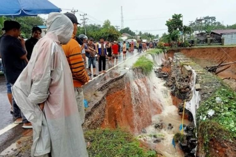 Lokasi jalan yang terendam banjir menyebabkan jalan lintas Sumatera di Kampung Tukum II, Dusun Sirih Sekapur, Kecamatan Jujuhan, Kabupaten Bungo, Jambi, Minggu (25/2/2024)