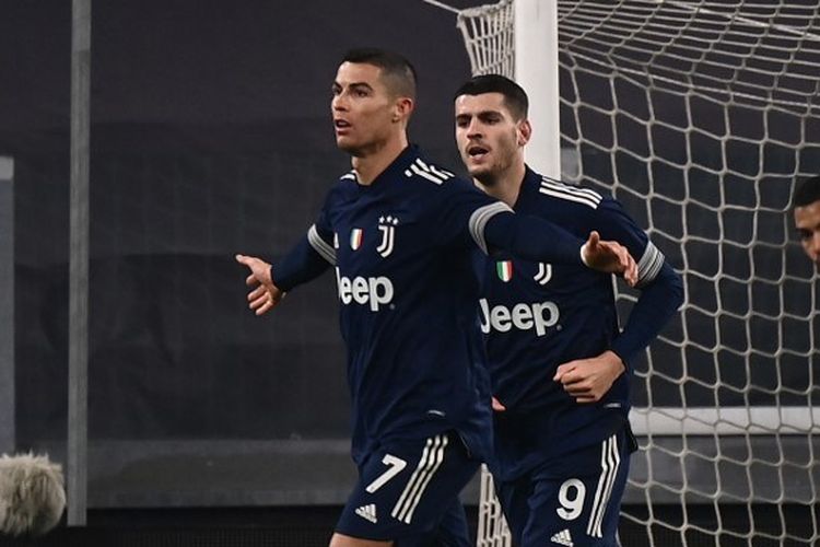 Penyerang Portugal Juventus Cristiano Ronaldo (kiri) merayakan dengan penyerang Spanyol Juventus Alvaro Morata setelah mencetak gol selama pertandingan sepak bola Serie A Italia Juventus vs Sassuolo pada 10 Januari 2021 di stadion Juventus di Turin.