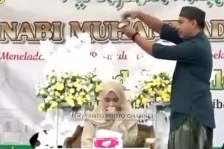 Video seorang qoriah disawer saat sedang melantukan ayat suci Al Quran viral di media sosial. 