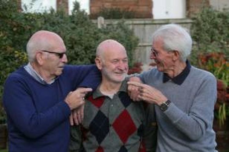 Tiga kakak beradik yaitu James Buckley (paling kanan berjumper abu-abu), John Buckley (tengah) dan Michael Buckley (kiri berjumper biru) bertemu kembali setelah berpisah selama 49 tahun.