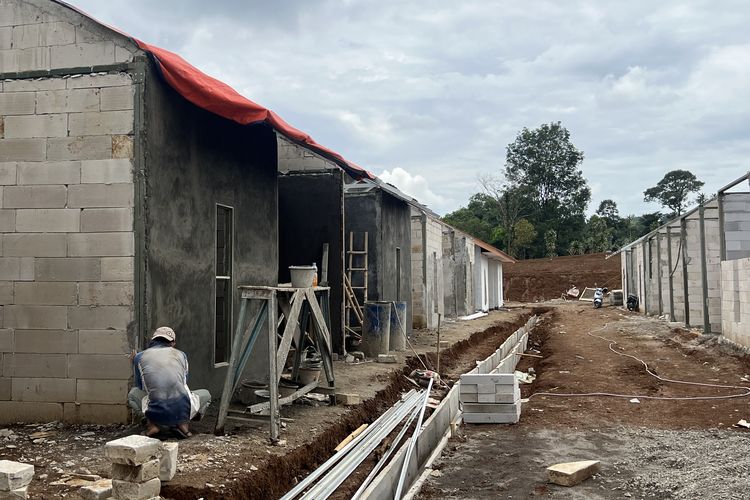 Pembangunan 38 unit rumah tahan gempa atau Rhodas yang diinisiasi oleh BNPB di Kelurahan Pamoyanan, Kota Bogor, Jawa Barat, Minggu (25/2/2024).