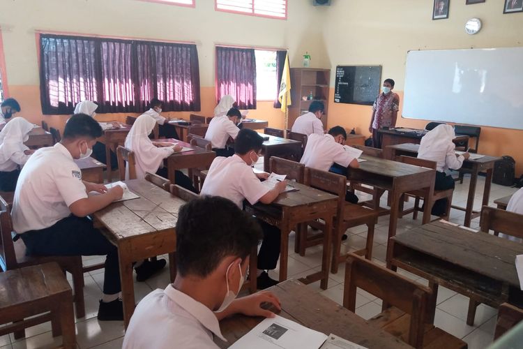 Siswa SMP Negeri Jambu mengikuti Penilaian Akhir Semester (PAS) 1 