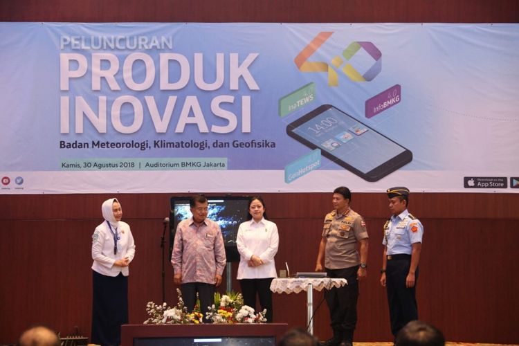 Wapres Jusuf Kalla, Menko PMK Puan Maharani,  Wakapolri Ari Dono dan Kepala BMKG Dwikorita Karnawati dalam peluncuran 3 produk inovasi 4.0 sistem peringatakan dini BMKG, Kamis (30/8/2018). 