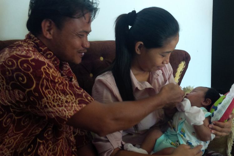 Suwarno dan Heni sedang menggendong anak ketiganya bernama Joko Widodo Maruf di rumahnya Dukuh Kiping, Banaran, Sambungmacan, Sragen, Jawa Tengah, Senin (18/2/2019).