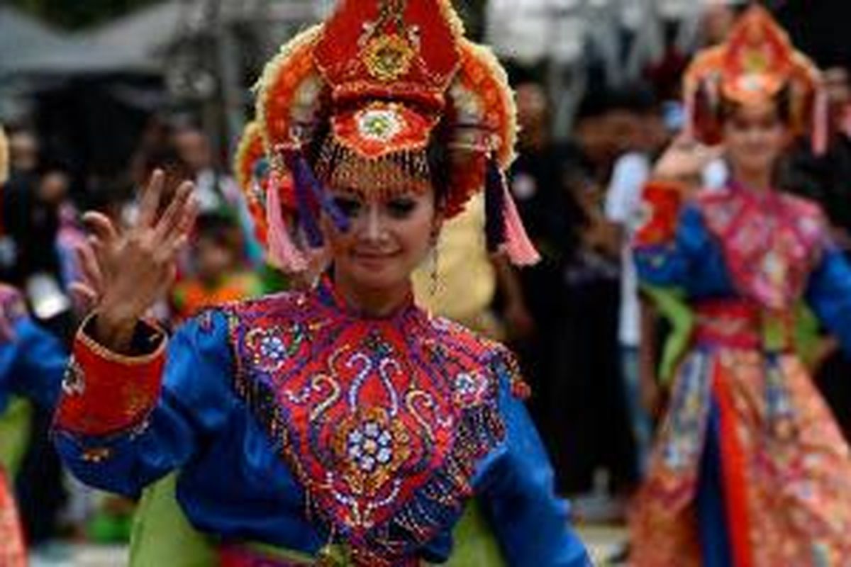 Tari-tarian khas Betawi ditampilkan pada pembukaan Pasar Seni Jakarta di Parkir Timur Gelora Bung Karno, Jakarta, Minggu (3/11/2013).  