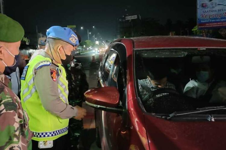 Petugas gabungan melakukan pemeriksaan terhadap kendaraan untuk mencegah pemudik di posko penyekatan mudik di Jalan Garuda Sakti, Kecamatan Tuah Madani, Kota Pekanbaru, Riau, Sabtu (1/5/2021) malam.