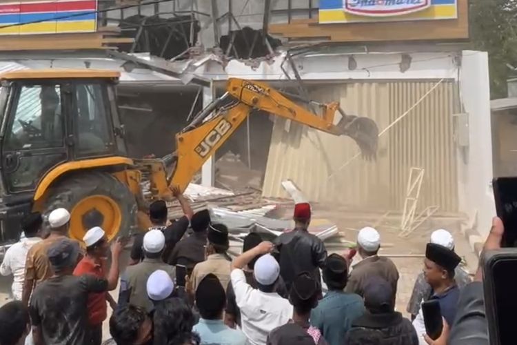 Retail Modern di Pamekasan Dibongkar Paksa Ratusan Alumni Pesantren, Satpol PP: Belum Kantongi PBG