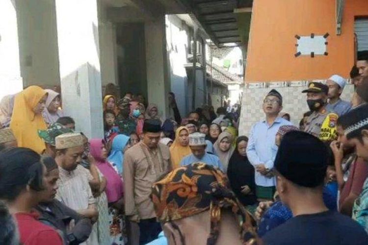 Pemakaman putra ulama Arrazy Hasyim di Tuban, Jawa Timur, Rabu (22/6/2022).