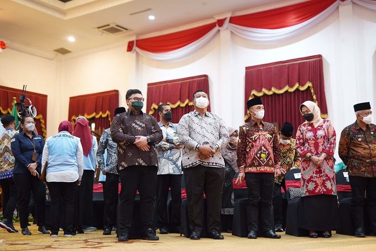 Bupati Kediri Hanindhito Himawan Pramana saat mengikuti Rapat Koordinasi Monitoring dan Evaluasi Program Pemberantasan Korupsi di wilayah Jawa Timur bersama KPK di Gedung Grahadi Surabaya, Jawa Timur, Kamis (15/9/2022).