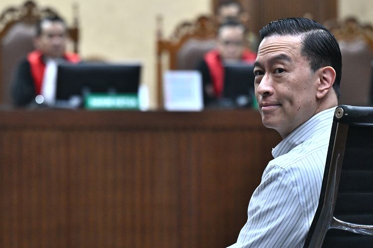 Terdakwa kasus dugaan korupsi impor gula, Thomas Trikasih Lembong atau Tom Lembong menengok ke arah pengunjung saat dimulainya sidang pembacaan vonis di Pengadilan Tipikor, Jakarta, Jumat (18/7/2025). ANTARA FOTO/Bayu Pratama S/app/bar
