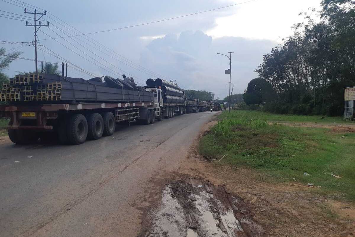 Kemacetan panjang di jalur lintas timur, Kawasan Betung, Kabupaten Banyuasin yang terjadi pada Minggu (25/4/2022).