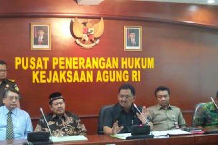 Tim PAKEM saat menggelar konferensi pers di Kejaksaan Agung, Kamis (21/1/2016). Tim mengeluarkan lima keputusan untuk diserahkan ke MUI dan selanjutnya diterbitkan fatwa terkait gerakan tersebut.