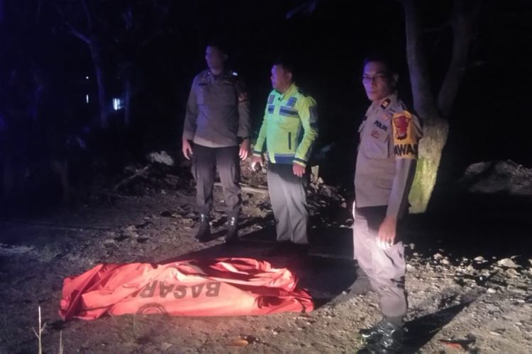 Petugas mengevakuasi mayat pria yang tewas tenggelam di Sungai Siak, Kota Pekanbaru, Riau, Selasa (27/2/2024).