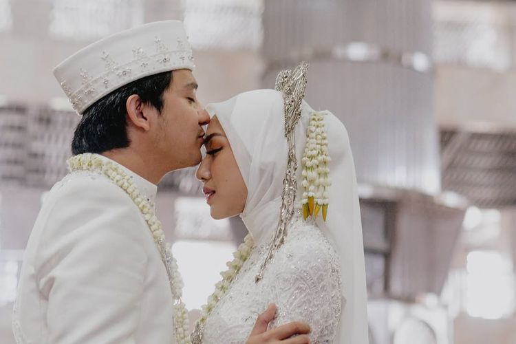 Aktor Arbani Yasiz menikah dengan Raissa Ramadhani di Masjid Istiqlal, Jakarta Pusat, pada Sabtu (9/8/2025) ini. Intip busana pernikahannya berikut.