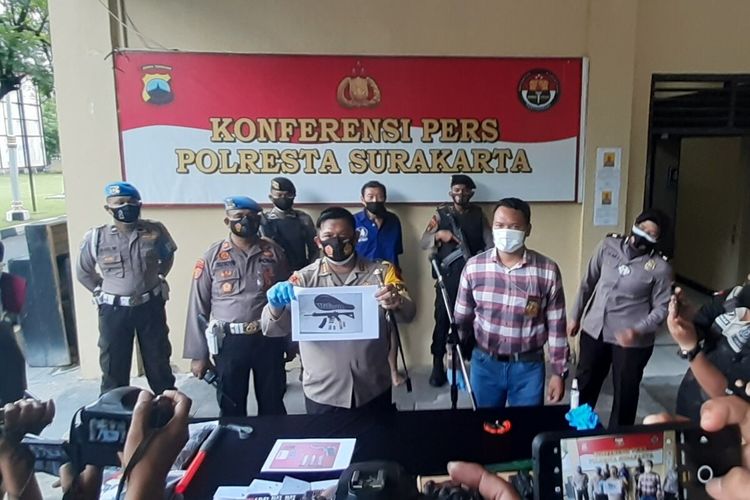 Tersangka LJ (72) beserta barang bukti miliknya dihadirkan dalam konferensi pers kasus penembakan mobil Alphard di Mapolresta Solo, Jawa Tengah, Jumat (4/12/2020).