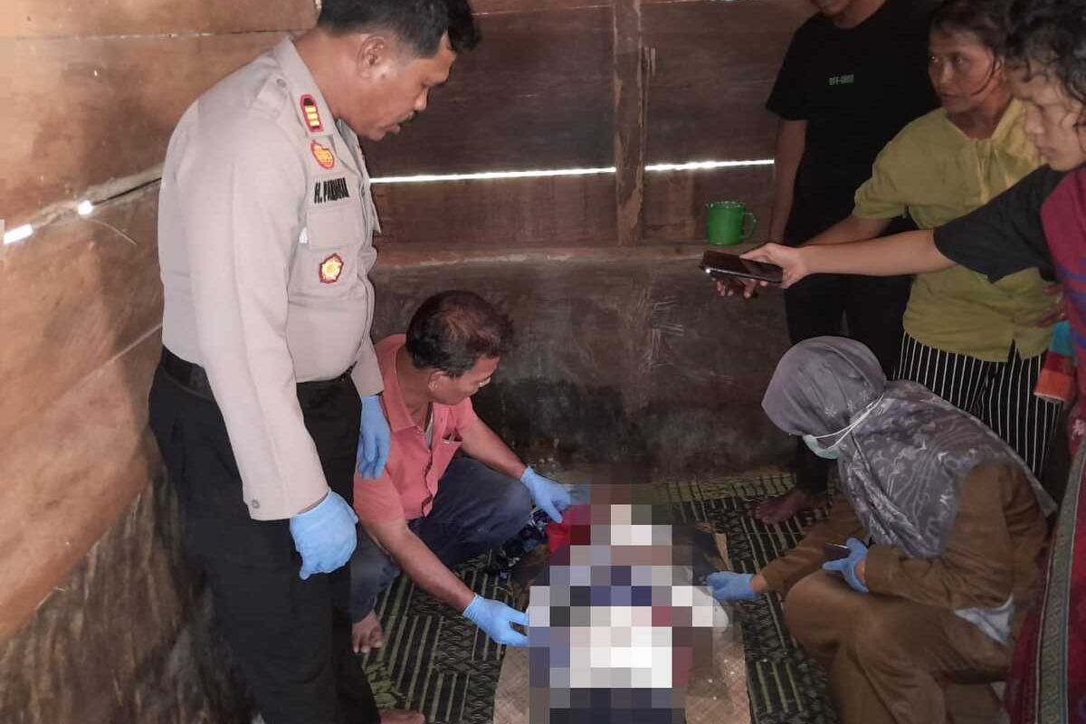 Personel dari Pokres Tapanuli Tengah bersama Petugas Medis, saat melakukan olah TKP dan mengecek kondisi korban meninggal, usai kejadian tiga warga tertimpa pohon, saat menjaga kebun durian di Desa Purba Tua, Kecamatan Barus Utara, Kabupaten Tapanuli Tengah, Selasa (21/11/2023) dini hari.
