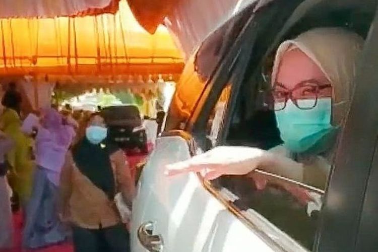 Bupati Luwu Utara (Lutra) Indah Putri Indriani saat menghadiri resepsi pernikahan drive thru pertama di Lutra yang digelar oleh salah satu pegawai Dinas Komunikasi dan Informatika (Kominfo) Luwu Utara Handayani dengan sang mempelai laki-laki, Muhammad Rum di Simpurusiang Jalur dua Kurri Kurri, Kecamatan Masamba, Senin (26/7/2021).
