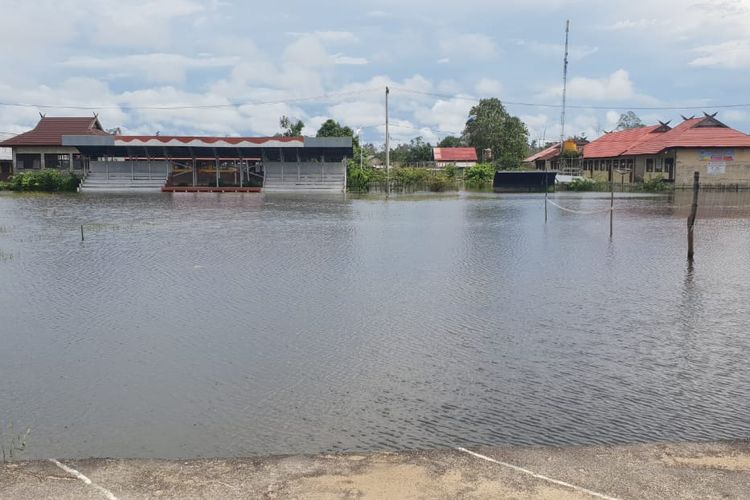 Tidak hanya rumah warga, banjir dengan ketinggian bervariasi juga membuat sejumlah fasilitas umum di Desa Rungun, Kecamatan Kotawaringin Lama, Kabupaten Kotawaringin Barat, terendam air, Minggu (5/7/2020).  