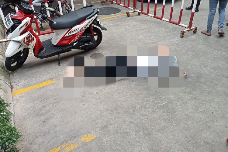 Seorang pemotor berinisial AH (53) ditemukan tak bernyawa di Stasiun Pengisian Bahan Bakar Umum (SPBU) di bilangan Pasar Minggu, Jakarta Selatan, Senin (15/5/2023). 