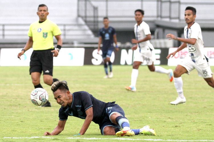 Pemain Persela Lamongan Radiansyah terjatuh saat mengejar bola pada pertandingan pekan ke 34 Liga 1 2021-2022 melawan PSIS Semarang yang berakhir dengan skor 1-2 di Stadion Kapten I Wayan Dipta Gianyar, Selasa (29/3/2022) sore.