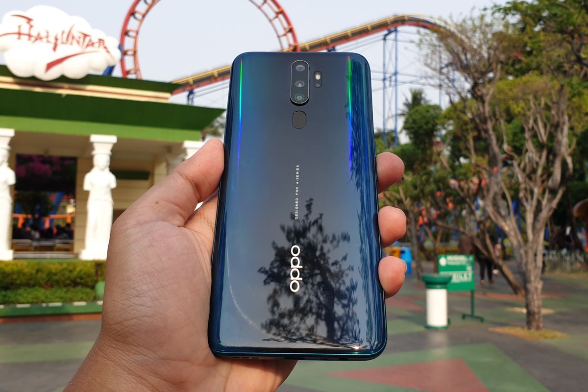 Oppo A9 2020 memiliki empat kamera yang melekat di bagian punggungnya yang disusun secara vertikal. Bodinya mengkilap bak ponsel mewah.