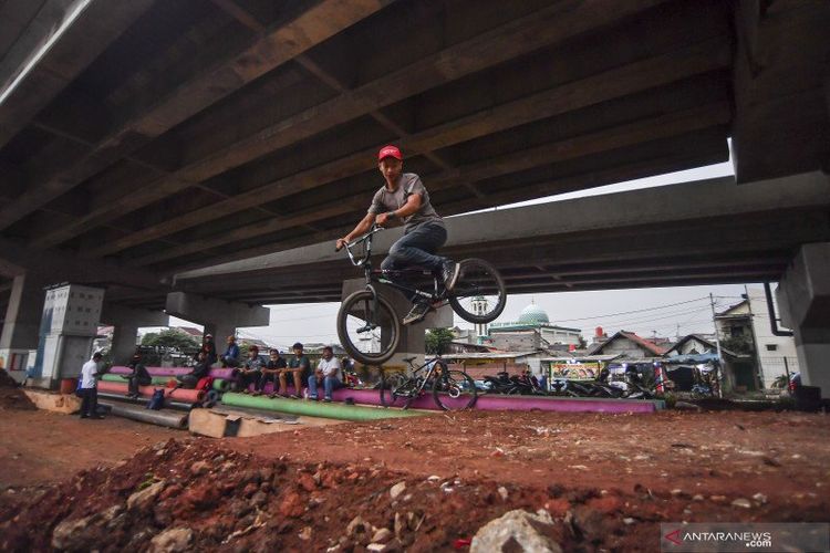 Pesepeda melakukan lompatan saat melakukan uji coba lokasi pembangunan trek sepeda di kolong Tol Becakayu, Cipinang Melayu, Jakarta Timur, Rabu (21/10/2020).