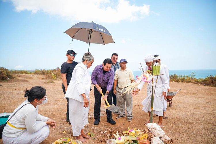 Peletakan batu pertama Satoria Bayshore oleh Presiden Direktur Satoria Group Satria Alim. 