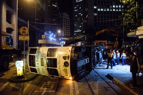 Sebuah Trem di Hongkong Terbalik, 17 Orang Terluka