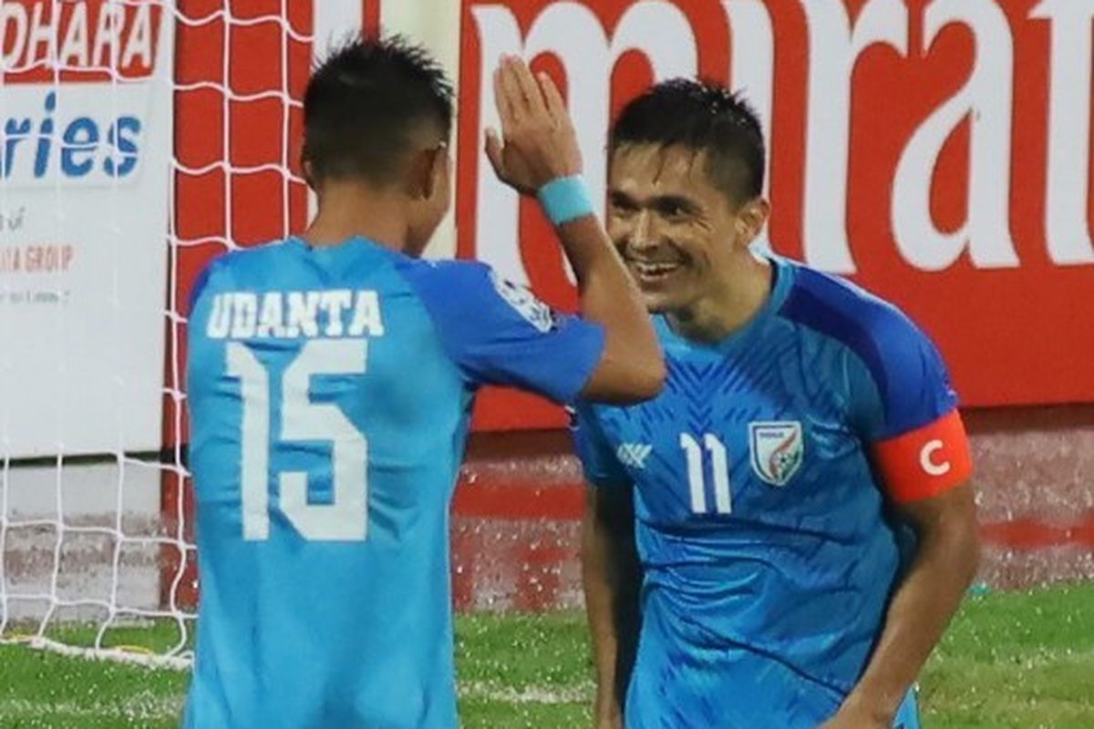 Kapten sekaligus legenda hidup timnas India, Sunil Chhetri (kanan), merayakan gol ke gawang Pakistan dalam laga Group A South Asian Football Federation Championship yang digelar di Shree Kanteerava Stadium, Bengaluru, pada 21 Juni 2023. Sunil Chhetri kini tampil bersama timnas U24 India di Asian Games 2022 Hangzhou, China.