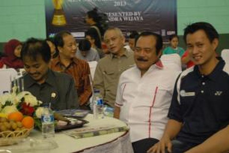 Mantan pebulu tangkis Indonesia, Candra Wijaya (kanan), tersenyum saat duduk bersama tamu undangan sebelum membuka kejuaraan Candra Wijaya Cup, Rabu (21/8/2013).