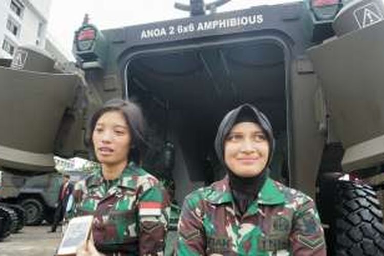 Serda (K) Melysa Situmorang dan Serda (K) Lutfiah, dua prajurit wanita yang mengendarai Panser Anoa Amphibious yang ditumpangi Presiden Joko Widodo saat mengahadiri Rapim TNI 2017 di Mabes TNI, Cilangkap, Jakarta Timur, Senin (16/1/2017).