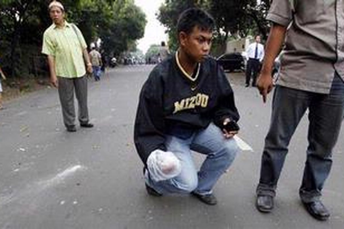 Aparat mengamankan proyektil peluru usai bentrokkan antara dua kelompok pemuda di Jalan Ampera Raya, Jakarta Selatan, Rabu (29/9/2010). Kejadian yang berlangsung sekitar satu jam tersebut mengakibatkan tiga orang tewas dan sedikitnya tiga angkutan umum rusak berat. 