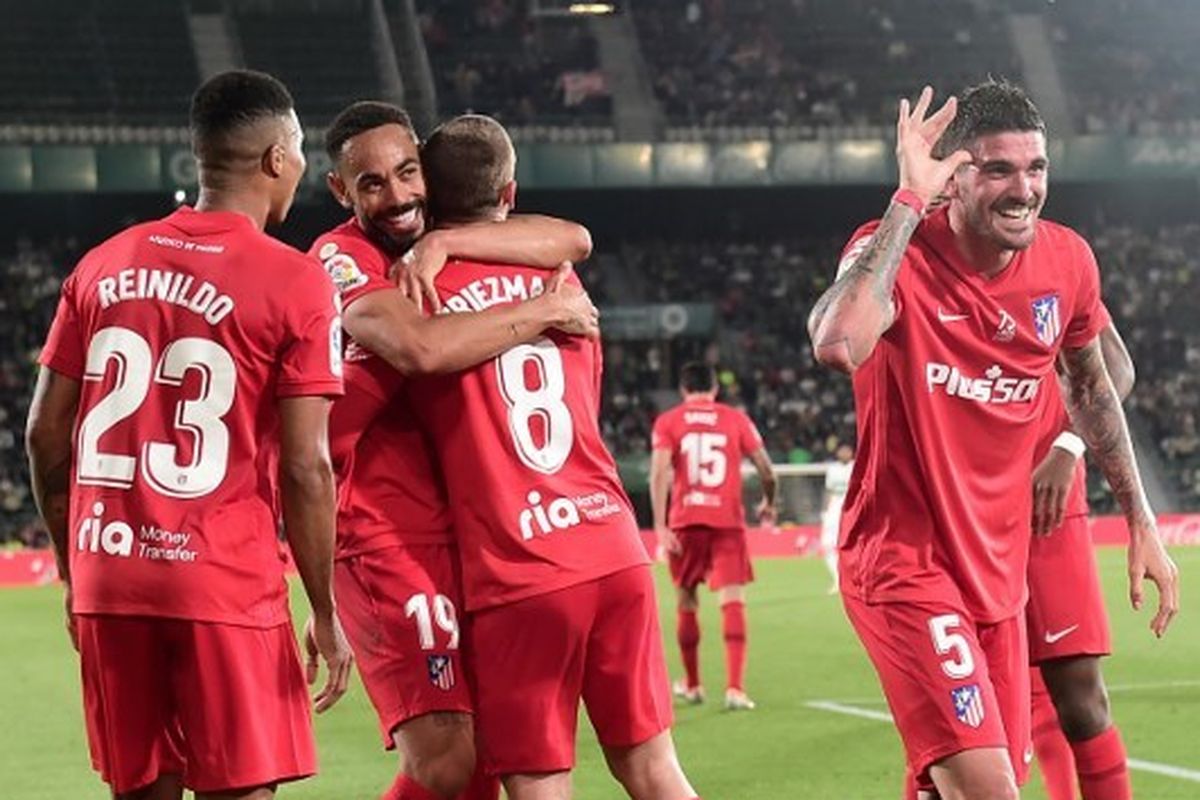 Atletico Madrid merayakan gol Rodrigo De Paul (kanan) dalam pertandingan Elche vs Atletico Madrid pada lanjutan Liga Spanyol di Stadion Martinez Valero, Kamis (12/5/2022) dini hari WIB. 
