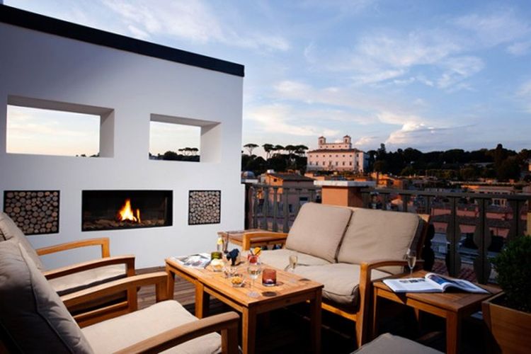 Portrait Suites Hotel merupakan hotel hasil rancangan desainer Italia, Salvatore Ferragamo. Hotel ini berlokasi di Kota Roma, Italia. 