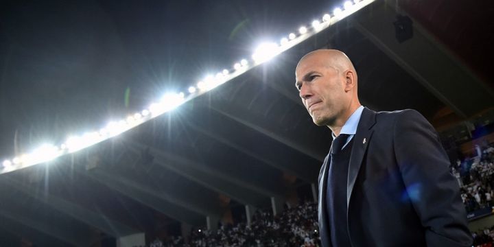 Zinedine Zidane mendampingi Real Madrid saat melawan Al Jazira pada laga semifinal Piala Dunia Antarklub di Stadion Zayed Sports City, Abu Dhabi, Kamis (14/12/2017) dini hari WIB.